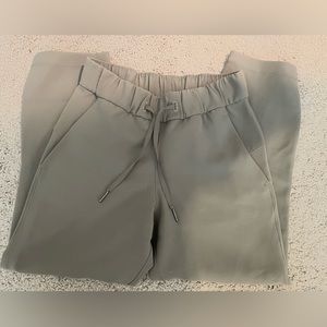 Lululemon crop on the fly plants. Woven. Size 2